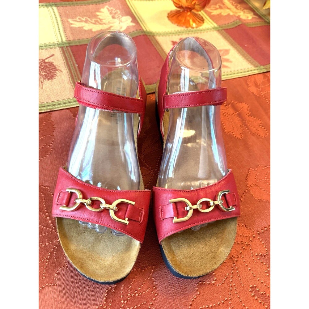 Naot Aubrey Leather Red Sandals Size 41 /10 Gold Tone Shain Accent Wedge EUC